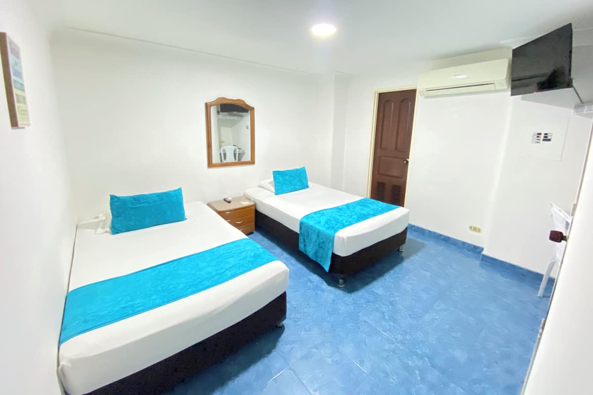 Hypo-allergenic bedding, in-room safe, iron/ironing board, free WiFi