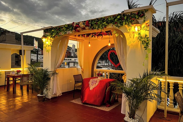 Ropa de cama hipoalergénica y caja de seguridad en la habitación