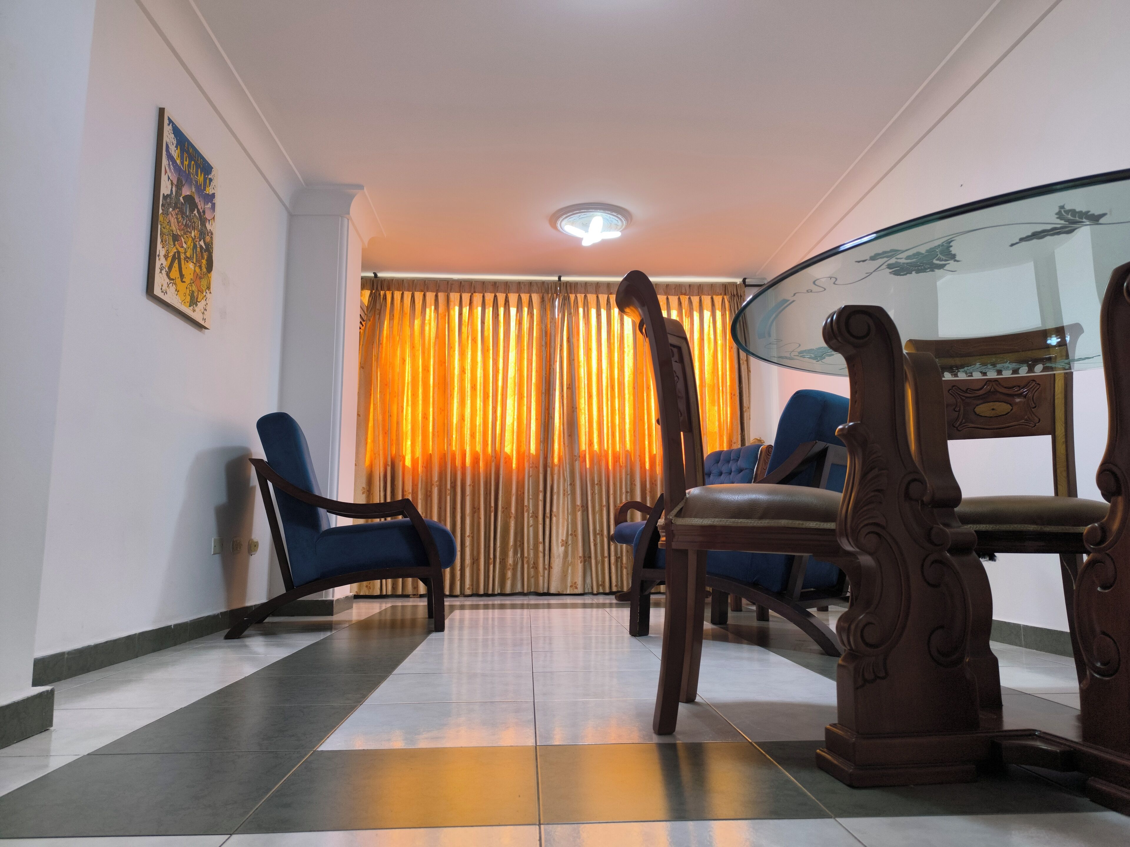 جناح إستديو عادي | ملاءات للفراش لا تسبب الحساسية وخزنة داخل الغرفة ومكواة/لوح كي