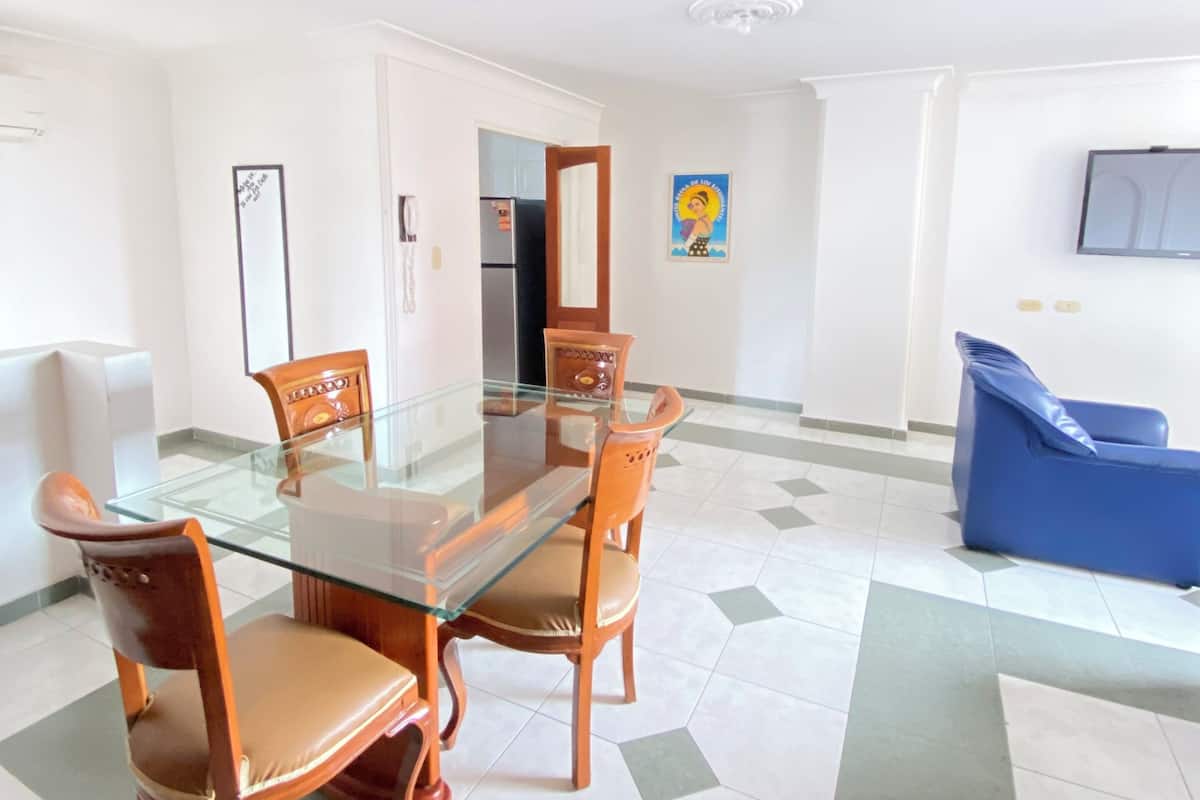 Hypo-allergenic bedding, in-room safe, iron/ironing board, free WiFi