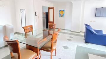 Allergitestade sÀngklÀder och vÀrdeförvaringsskÄp pÄ rummet