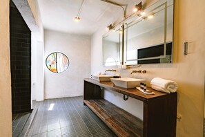 华丽双人房, 2 张双人床 | 浴室 | 淋浴设施、免费洗浴用品、吹风机、毛巾