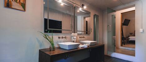 Chambre Deluxe double, 2 lits doubles | Salle de bain | Douche, articles de toilette (gratuits), séchoir à cheveux