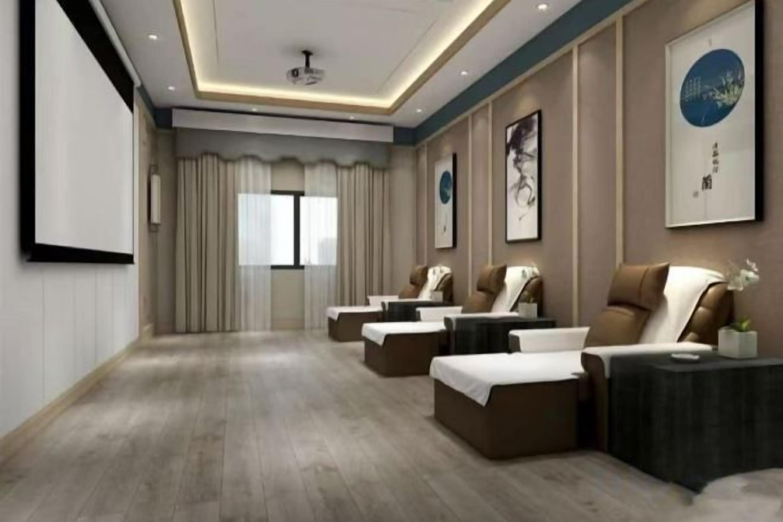 Ein Hotelzimmer mit einem gro ßen Bett, einer Sitzecke mit einer Couch und Sesseln, einem kleinen Tisch und einem Fenster mit Vorhängen.