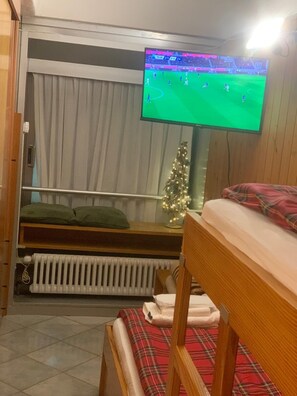 2 soverom, safe på rommet, skrivebord og strykejern/-brett