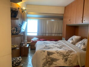 2 室のベッドルーム、セーフティボックス (室内)、デスク、アイロン / アイロン台