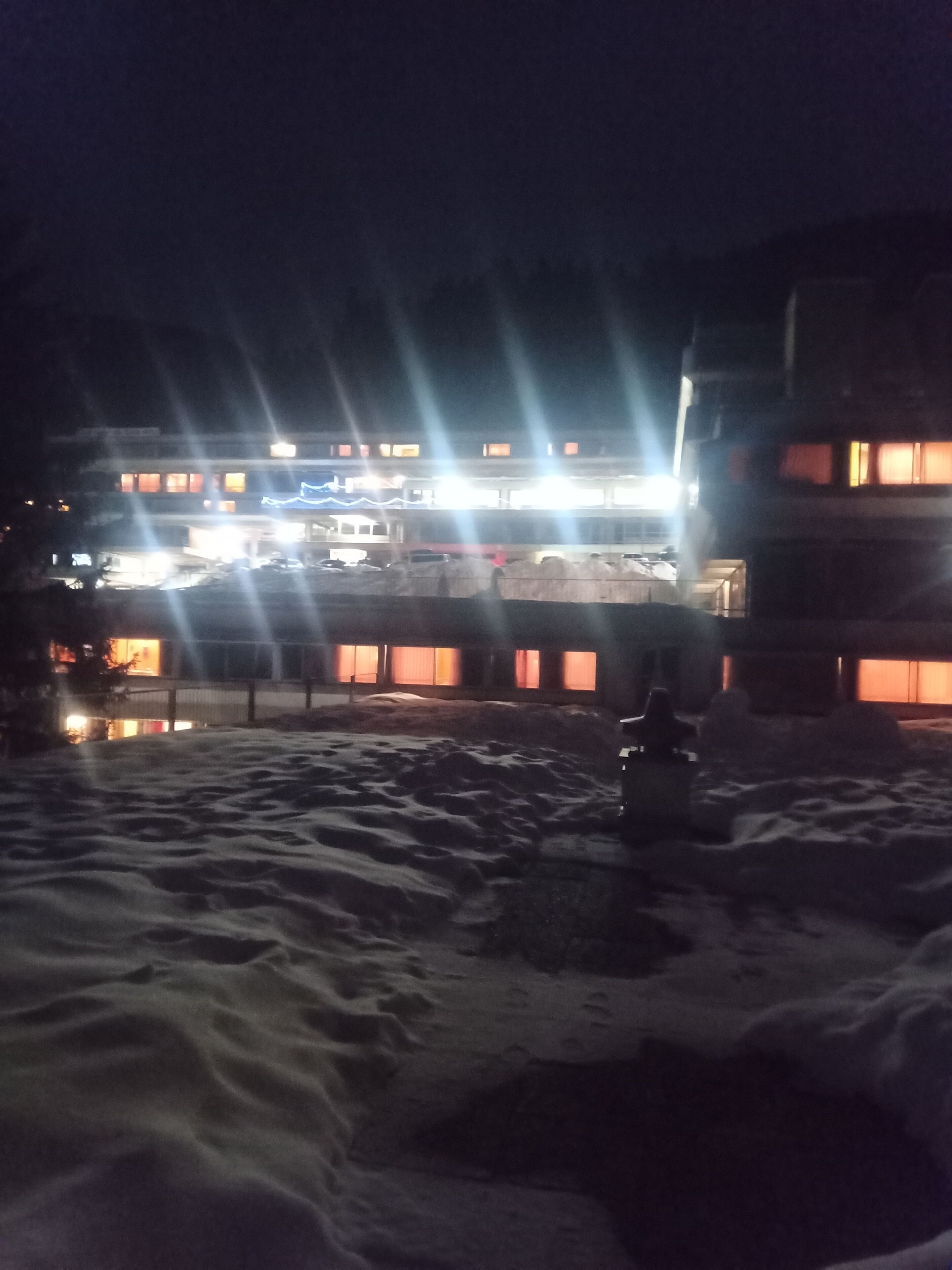 Un edificio con varias ventanas iluminadas de noche.