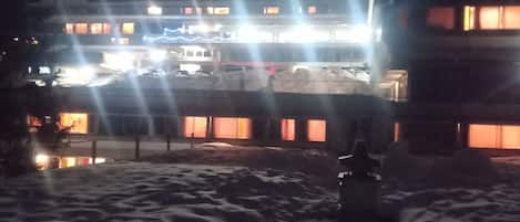 Un edificio con varias ventanas iluminadas de noche.