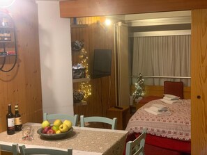 2 bedrooms, in-room safe, desk, iron/ironing board