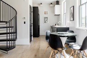 Dining - Tree canopy apartment in an Historic district (Austin)