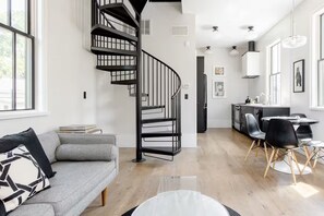 TV - Tree canopy apartment in an Historic district (Austin)