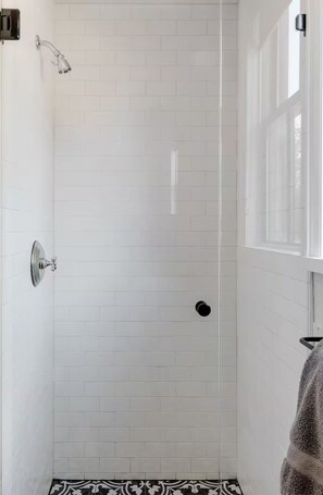 Douche, sèche-cheveux, serviettes fournies, savon