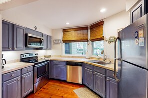 Fridge, microwave, oven, stovetop - Golf course-view condo with beach access, on-site pool/tennis, & private patio (Hilton Head)