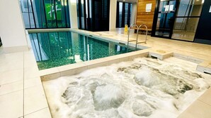 A spa area with a hot tub and a small pool. - Melbourne CBD Southern Cross City View Retreat (Melbourne)