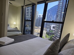 Een bureau, een strijkplank/strijkijzer, wifi, beddengoed