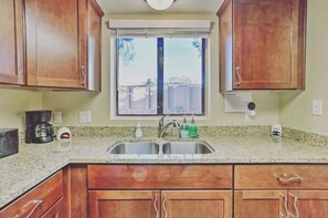 Fridge, microwave, oven, stovetop - Myrinn– Poolside Bliss, Trails Await in Top Locale (Sedona)