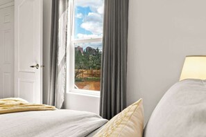1 bedroom, travel crib, bed sheets - Myrinn – Private Hideaway w/ Cathedral Rock Views (Sedona)