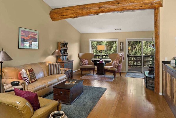 Smart TV, fireplace, books, offices