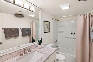 Een douche, een haardroger, handdoeken, shampoo