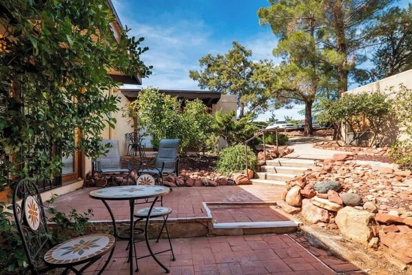 Outdoor dining - Myrinn – Garden Oasis Retreat, Near Trailhead (Sedona)
