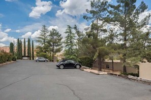 Property grounds - Myrinn – Garden Oasis Retreat, Near Trailhead (Sedona)