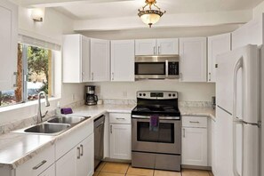 Refrigerador, microondas, cafetera/tetera, silla alta para bebés
