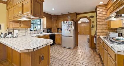 Charming 3-bedroom house with WiFi, AC in lovely Henryetta