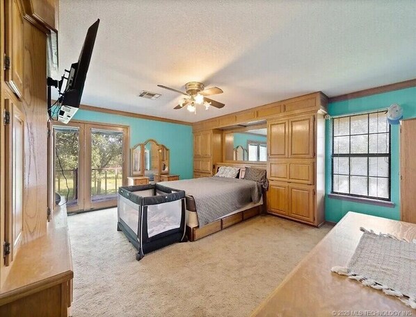 3 bedrooms, iron/ironing board, WiFi, bed sheets