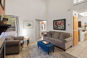 TV, peis, bøker og kontorer