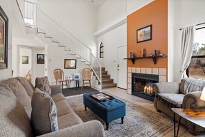 TV, fireplace, books, offices - Myrinn – Tranquil Escape, Vortex Views, Near Creek, Pet-Friendly (Sedona)