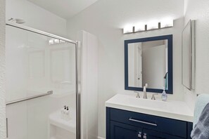 Douche, sèche-cheveux, serviettes fournies, shampoing