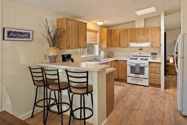 Fridge, microwave, oven, stovetop - Myrinn – Tranquil Retreat by Red Rock Hiking Paths (Sedona)