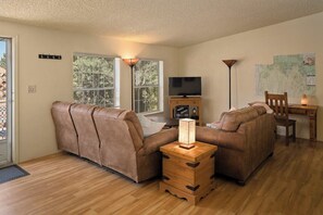 TV, offices - Myrinn – Tranquil Retreat by Red Rock Hiking Paths (Sedona)