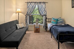 4 chambres, bureau, fer et planche à repasser, lit de bébé portatif