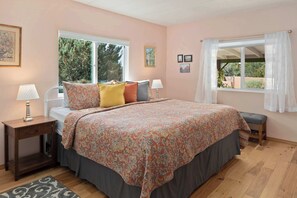 2 bedrooms, travel cot, WiFi, bed sheets - Myrinn – Red Rock Views, Trail Access at Your Door (Sedona)