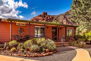 Exterior - Red Rock Views & Trailhead Access Backyard (Sedona)