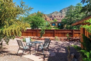 Outdoor dining - Myrinn – Red Rock Views, Trail Access at Your Door (Sedona)