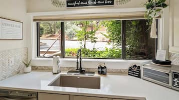 Coffee/tea maker, fridge, microwave, oven