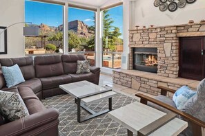 TV, offices - Myrinn - Fun Family Escape, Pool & Red Rock Magic (Sedona)