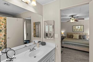 Dusj, hårføner og håndklær