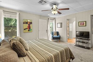 2 soverom, skrivebord, strykejern/-brett og reiseseng for barn