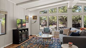 Televisión, chimenea y oficina