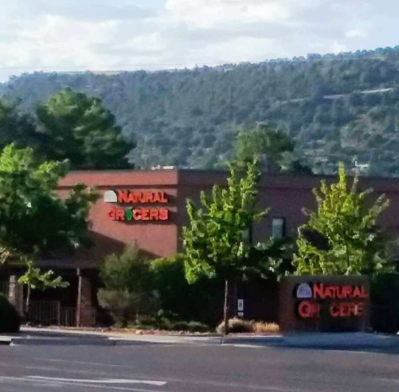 Un edificio con un letrero que dice 'Natural Grocers'.
