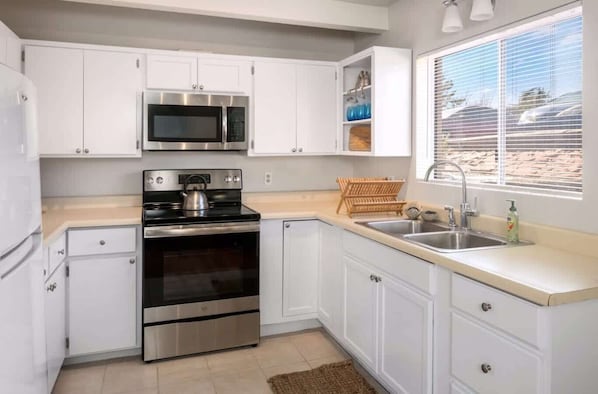 Refrigerador, microondas, horno, placa de cocina