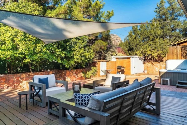 Welcome to this charming vacation home with Sedona views and splendid amenities!