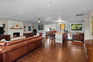 TV, offices - Myrinn - Red Rock Retreat | Patio & Hot Tub (Sedona)