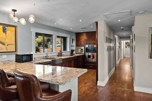 Fridge, microwave, oven, stovetop - Myrinn - Red Rock Retreat | Patio & Hot Tub (Sedona)