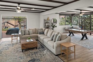 TV, offices - Myrinn – Desert Luxe w/ Amazing Views for Family (Sedona)