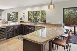 Fridge, microwave, oven, stovetop - Myrinn – Luxury Family Escape with Red Rock Views (Sedona)