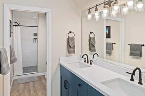 Dusche, Haartrockner, Handtücher, Shampoo